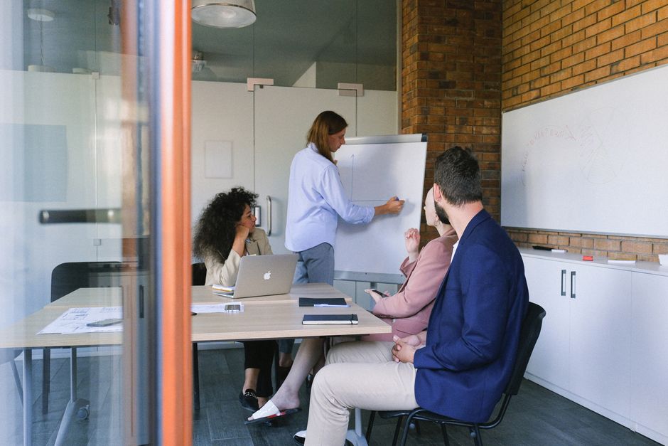 Analytische Arbeit: Notizen und Datenblätter auf einem Schreibtisch